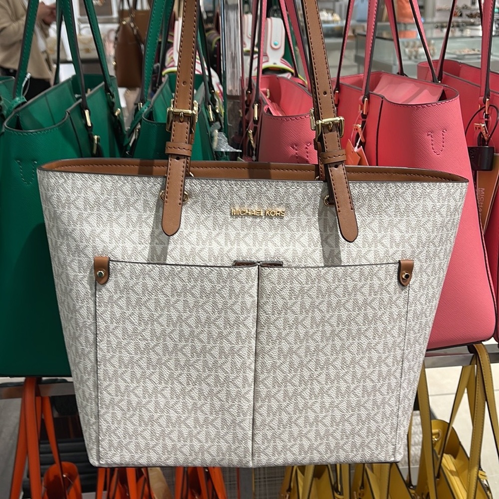 MICHAEL KORS JET SET TRAVEL MEDIUM DOUBLE POCKET TOTE 
VANILLA SIGNATURE
NWT - Picture 6 of 16